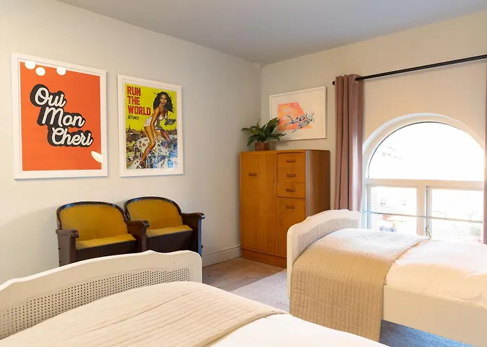 Stylish Seaside Home With King Beds And Parking