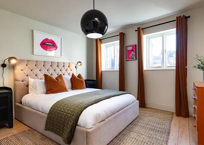 Stylish Seaside Home With King Beds And Parking