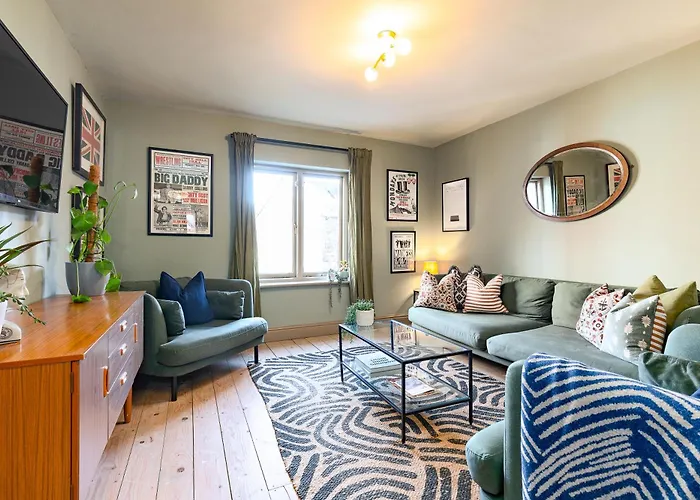 Stylish Seaside Home With King Beds And Parking