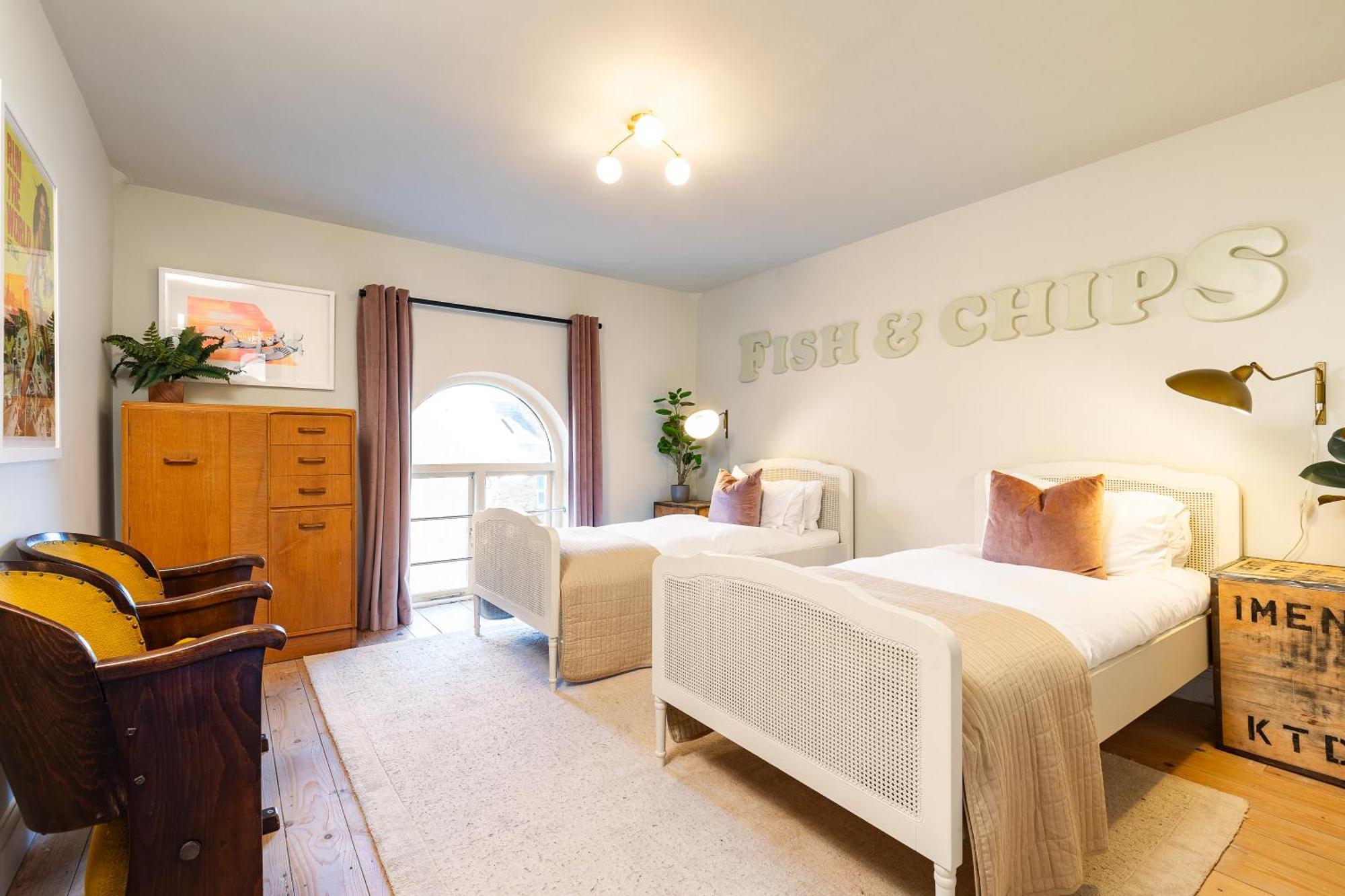 Apartment Stylish Seaside With King Beds And Parking Scarborough
