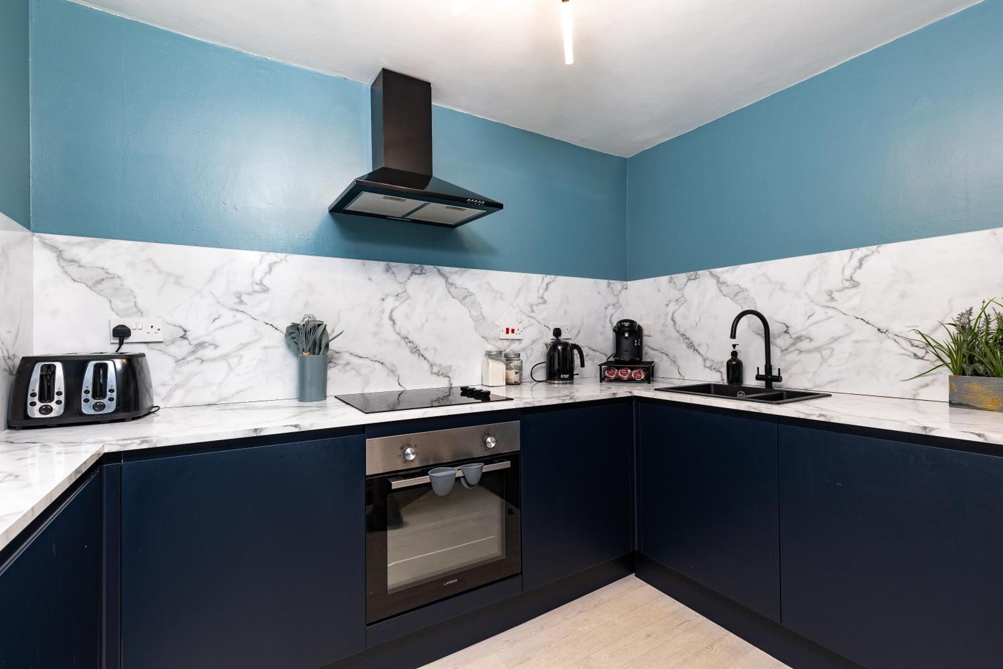 Stylish Seaside With King Beds And Parking Scarborough